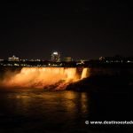 Catarata estadounidense de noche