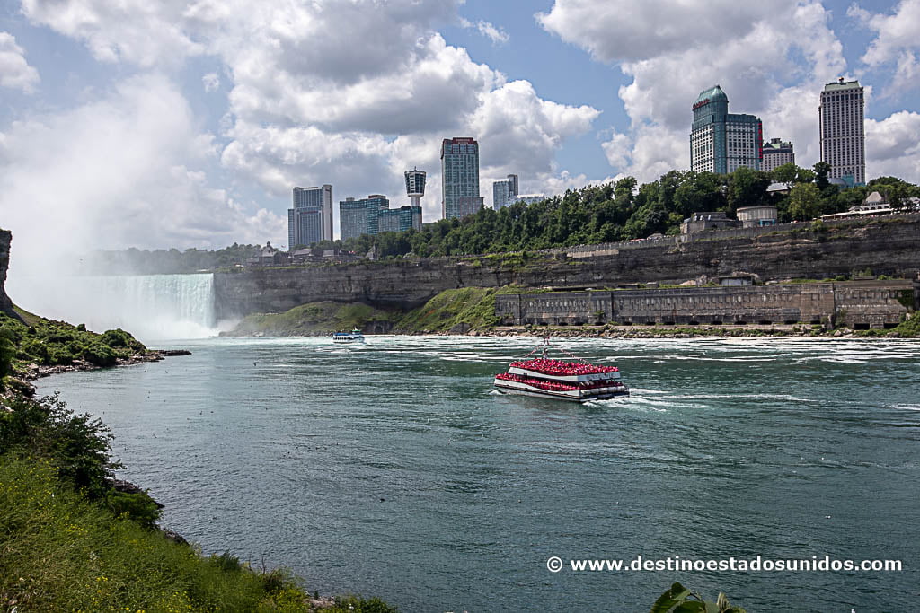 Yendo el barco hacia la catarata canadiense
